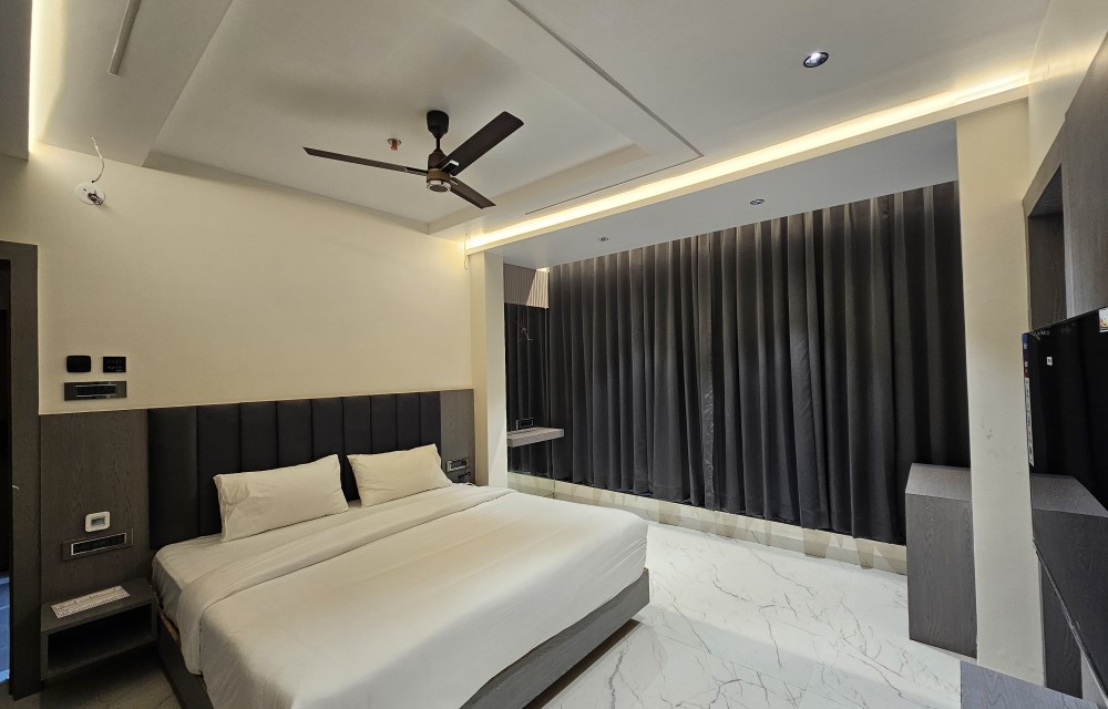 Transforming Hospitality Through Technology: How Smart Hotels Enhance Guest Experiences